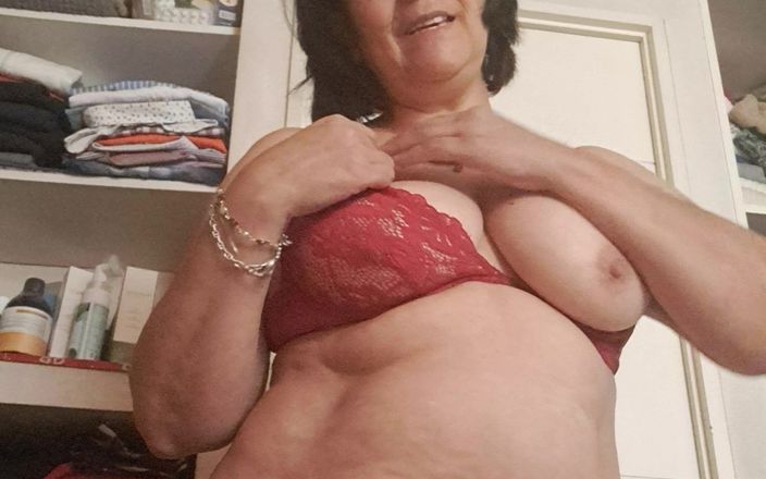 Mommy big hairy pussy: 배다른 아들 앞에서 속옷을 입은 계모