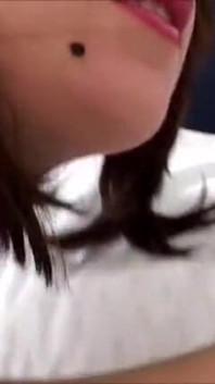 Cewek terangsang bermain dengan dirinya sendiri