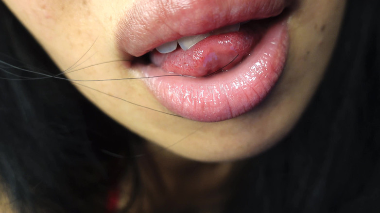 Asmr_mouth: Sledujte, co mě tento mikrofon nutí dělat