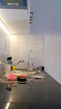 寮の部屋でホットで可愛い美女がパンティを脱ぎ、露出した剃られた陰部と大きなお尻を見せる