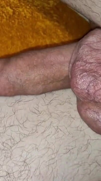 Un mec désespéré se laisse baiser par un papa impudent à grosse bite !