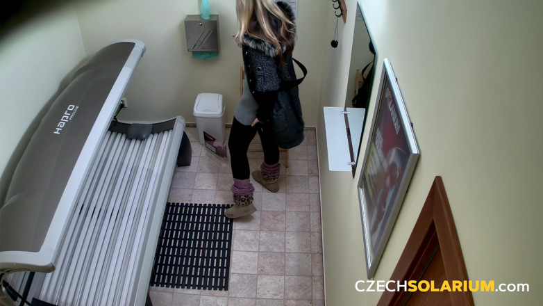 Czech Solarium: Tcheca Solarium 46: MILF mostra seu corpo maduro no solário