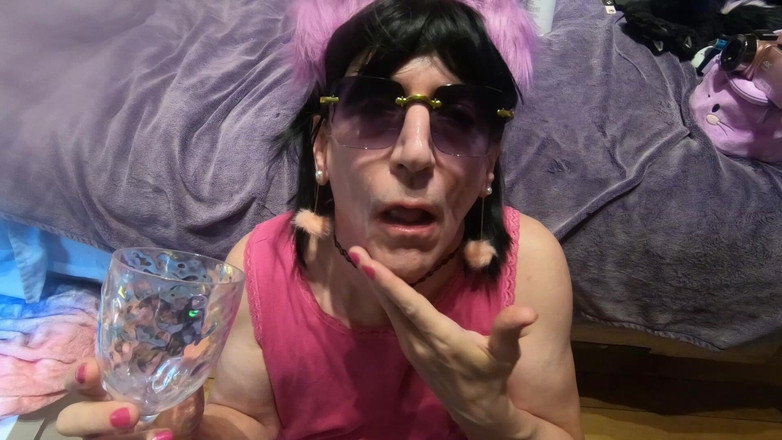 Daphne Desire: ダフネは彼女の顔に精液をかけ、唇全体に塗りつける