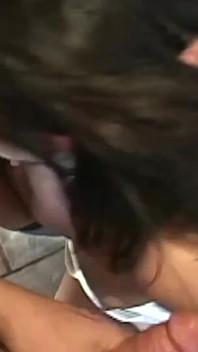 Comel comel bertetek kecil comel pada kolar rantai dikuburkan creampie oleh gangbang penembusan berganda.