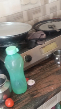 Suri rumah berkongkek di dapur