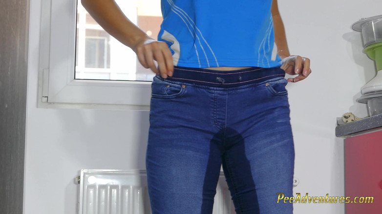 Pee Adventures: Je fais pipi dans mon jean en préparant le dîner