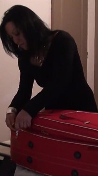 Madalyne descubre una casa de huéspedes especial donde se la en trios