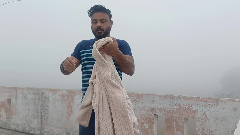 Austin Rose: Індійський Тато Знімає Свій Одяг У Замерзлому Зимовому Тумані