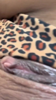 いたずらなビッチが自分で犯している