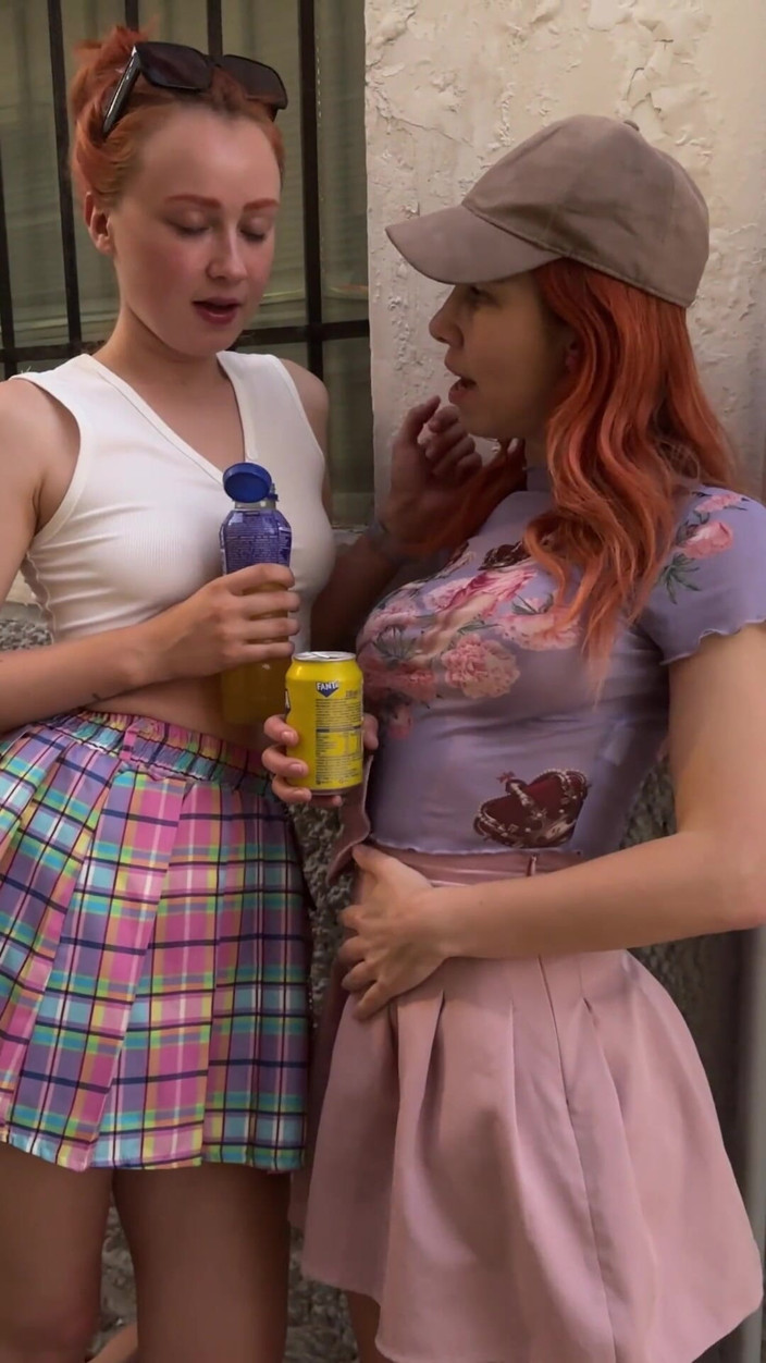 Sheryl X Sinclair: Kompilasi amatir lesbian lagi kencing di luar ruangan