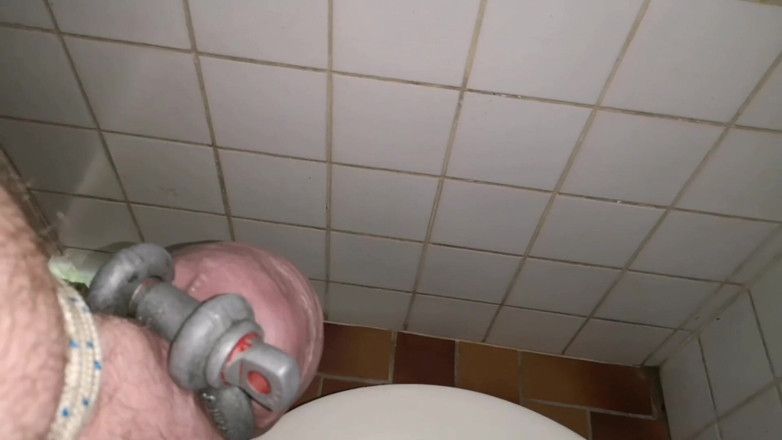 Monster_Meat_: Masturbando no banheiro