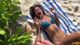 Pist een meisje op het strand - ze was geschokt