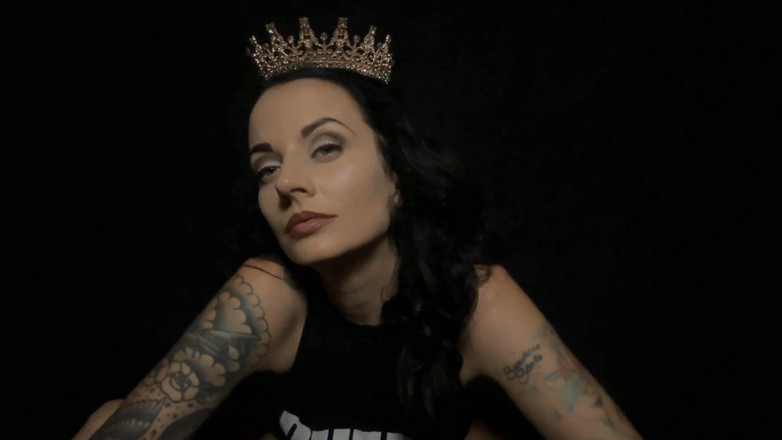 Miss Morticia: Servire și mângâiere