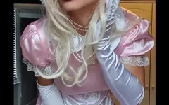 Apakah Anda ingin Anda yang memegang kendali banci kecil yang cantik ini?