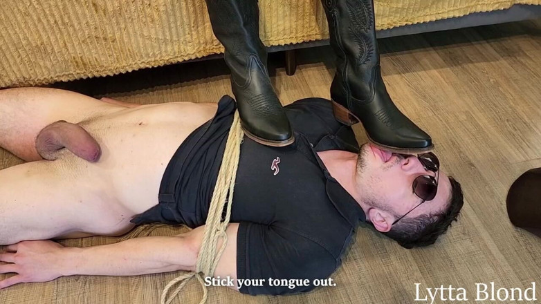 Queen Lytta ballbusting and cum lick: Ballbusting e Cum Lick - vaqueira Ep2 Lytta chuta bolas de...