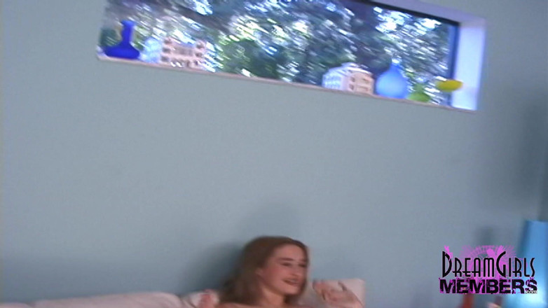 Dream Girls: Pelirroja con frenillos tiene un buen culo y coño perforado
