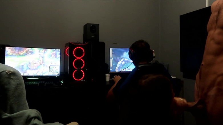 GamingCouple: Dostává výstřik, zatímco můj paroháč manžílek hraje hry