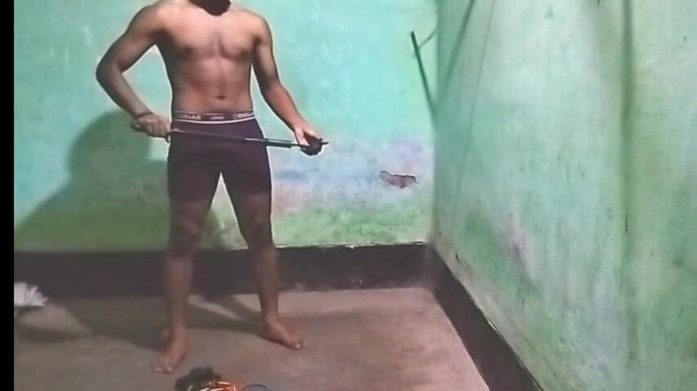 Desi Tits: V tělocvičně svalnatý gay kamarád po cvičení s velkým čůrákem gay...