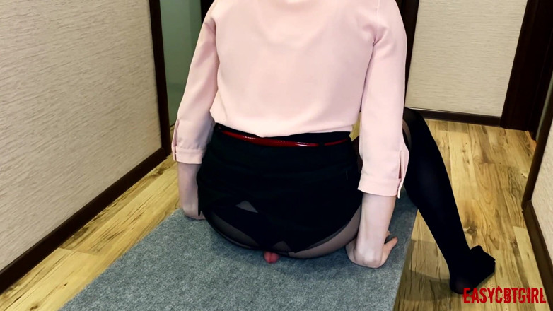 AnnyCandyPainboy: Mistress crushes and rubs cock on box