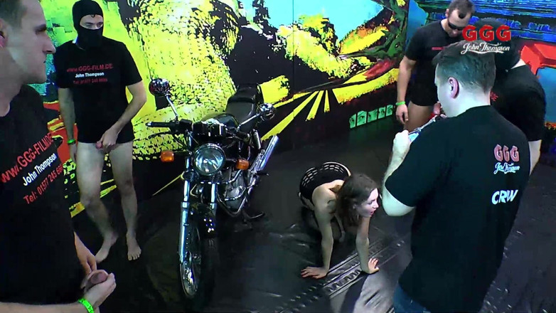 Fuck cumshot party: Ggg john thompson-热辣的小妞吮吸巨大的鸡巴，操它湿透并被颜射