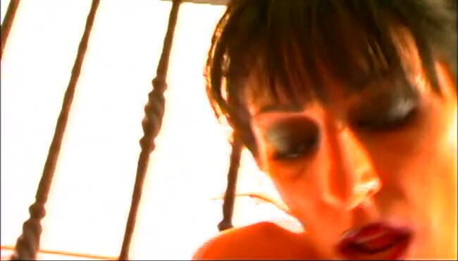 Coyote Raunch: Lexi Bardotはラテックスブーツを履いている間、ガラスディルドで彼女自身のお尻をファック