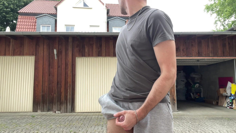 boyzxy212_2: Russischer Junge Spielt Mit Seinem Schwanz Auf Der Terrasse. Sehr...