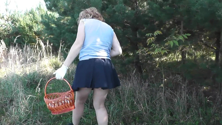 XXX-Platinum: Fuera. Hermosa madrastra milf sin bragas recoge setas en bosque...