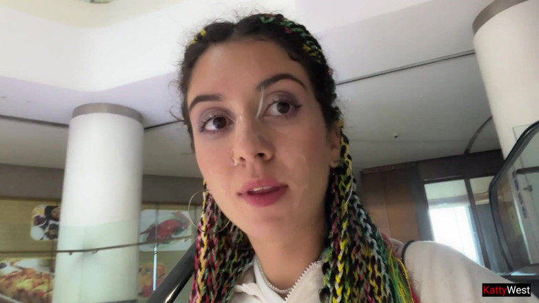Katty West: Gekke cumwalk in winkelcentrum