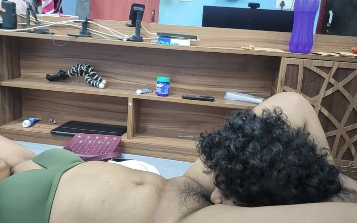 Vaigavarun45: 남편의 친구와 결혼 기념일 선물을 공유하는 Blinfdfolded 마누라