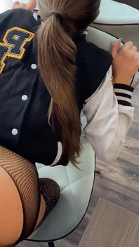 Una animadora es privada de su virginidad anal por el capitán del equipo.