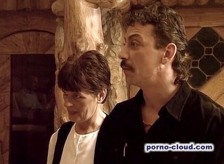 Porno Cloud: La vecchia coppia si sta divertendo con i loro amici