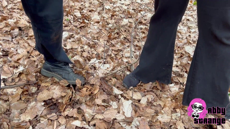 Abby Strange: Alex și cu mine ne pișăm în pădure