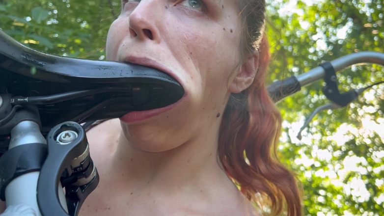 Elena917: Voyage à vélo - humiliation de pisse et de léchage
