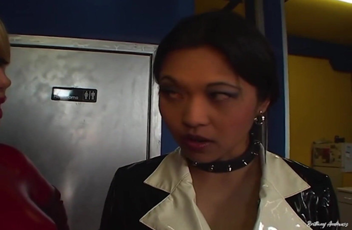 Brittany Andrews: Crystal bestraft mika tan mit ihrem beißen und ihre möpse...