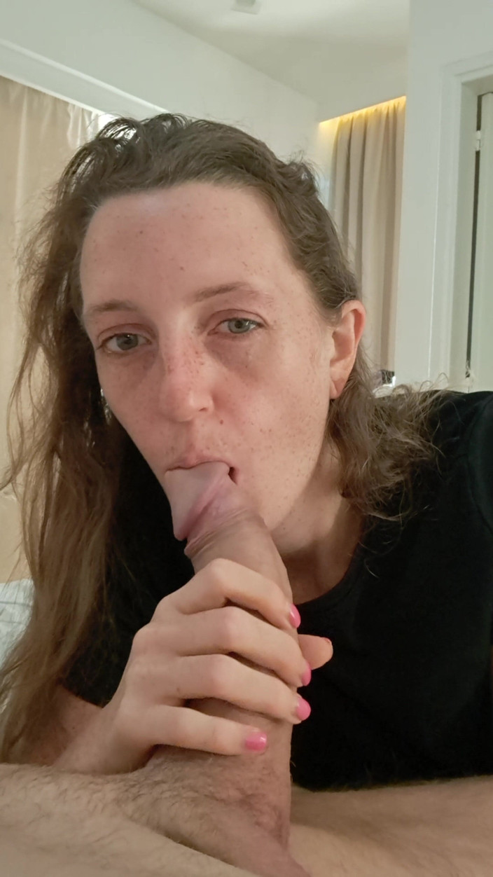 ScottishSweetie: Saya menghisapnya dari lembut hingga 9 inci, zakarnya sangat besar!