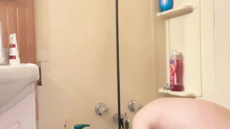 sweethanajapanese: Hana küvette kıllarını yıkıyor küçük memeli çok güzel