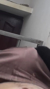 Caliente chico paquete masturbándose en la habitación