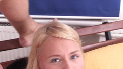 Teens 1st Anal Casting: Remaja jalang Rusia blonde menikmati adegan lucah pertamanya