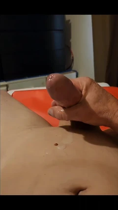 给自己挤奶到一个缓慢的精液喷泉