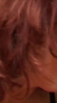 Pelirroja chupa dos pollas en trío y recibe una carga caliente en sus tetas
