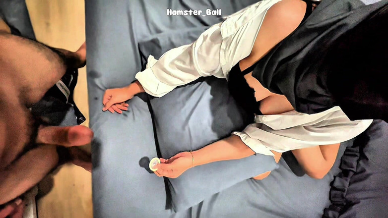 Hamster_Ball: Oh, inilah rasanya memek istrimu: ketat dan lezat