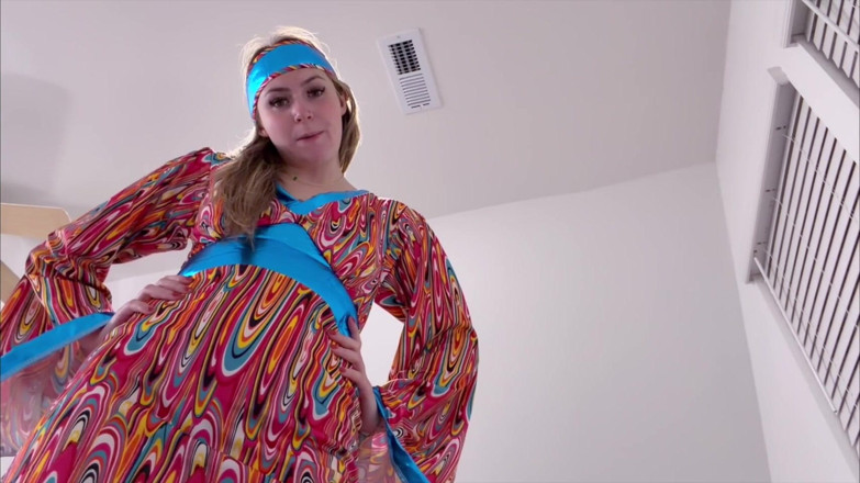 Kink in Time: London Evans Groovy '60er Riesen-Dominanz 4K-pov schrumpfende Fantasie erwartet!