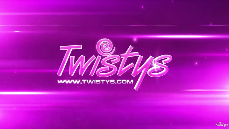 Twistys: Twistys - Fawna latrisch在内裤软管下挑逗她的丁字裤，红头在室内自慰