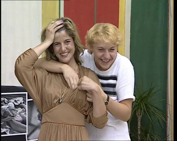 YOUR FIRST PORN: Ibu-ibu lesbian lagi asik ngocok dan ngocok kontol bareng-bareng