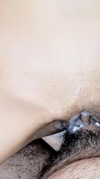 Meine dünne stieftochter liebt es, ihre hübsche vagina mit milch bedeckt zu bekommen