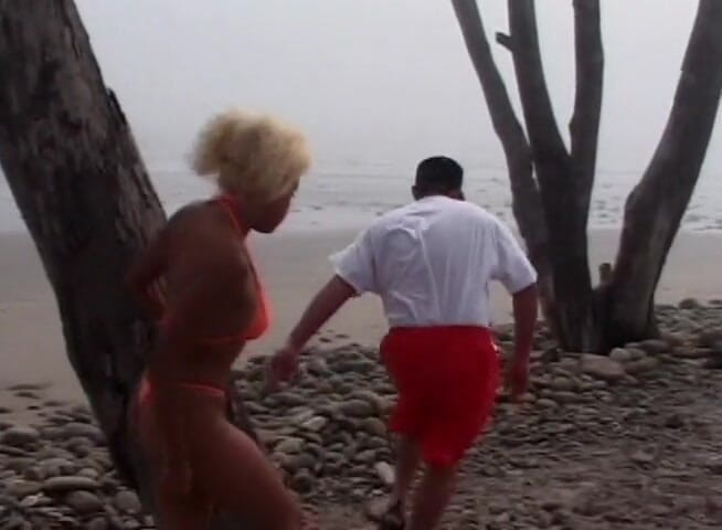 Babehood: Scopata in spiaggia per questa troia nera arrapata