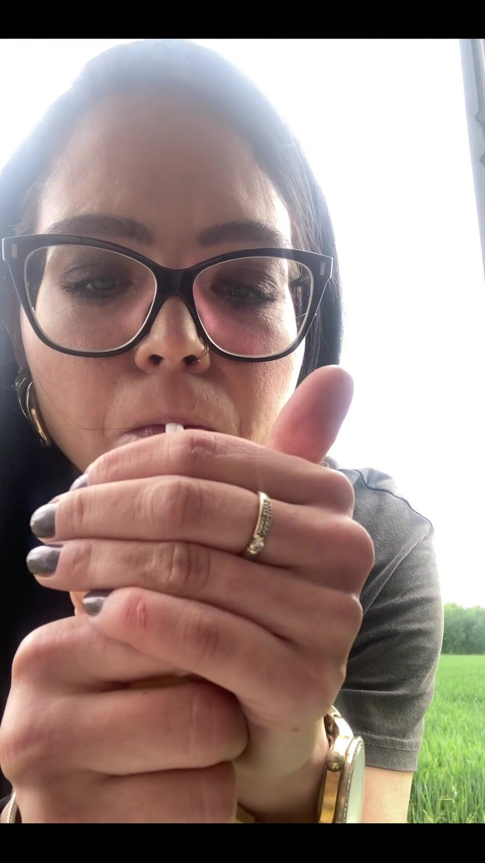 Shione Cooper: Fumar antes de atirar na minha van ao ar livre 