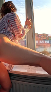 Chica Con Curvas De Al Lado Tiene Sexo Arriesgado Descalzo En La Ventana, Projectfundiary