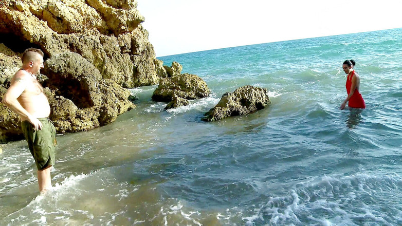 Horny Two really wet MILFs: Nadržená brunetka šuká u oceánu