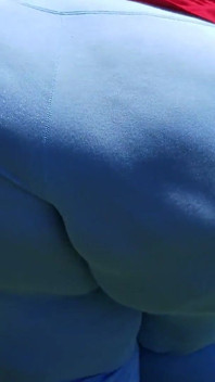 Caminando En Mis Pantalones Azules
